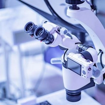 Dental operating microscope with integrated camera